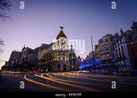 Madrid, Spagna - 6 Gennaio 2017: vista notturna di Madrid Alcala e Gran Via strade illuminate dal traffico e le luci di Natale. Foto Stock