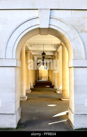 Corte di pompa chiostri della Chiesa tra la Corte e il tribunale della pompa nel tempio interno, Londra, Inghilterra, Regno Unito. Foto Stock