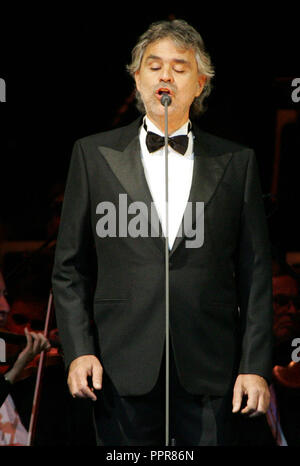 Andrea Bocelli esegue in concerto al BankAtlantic Center di Sunrise, Florida il 28 novembre 2009. Foto Stock