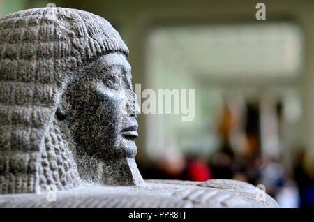 Statua di Roy - sommo sacerdote di Amon-Ra a Tebe. British Museum, Bloomsbury, Londra, Inghilterra, Regno Unito. Foto Stock