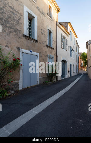 Tipica strada nella storica, hill-villaggio Bonnieux, Provenza, Francia Foto Stock