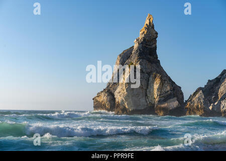La bellissima Praia da Ursa beach in Portogallo la selvaggia costa Atlantica Foto Stock