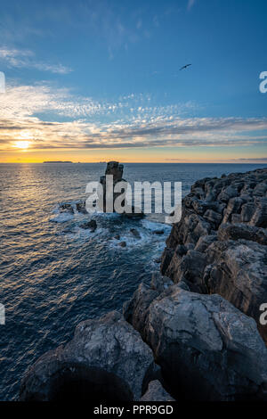 La Nau dos Corvos rock (Le Carrache di corvi) sulla costa atlantica visto da Cabo Carvoeiro in Peniche, Portogallo Foto Stock