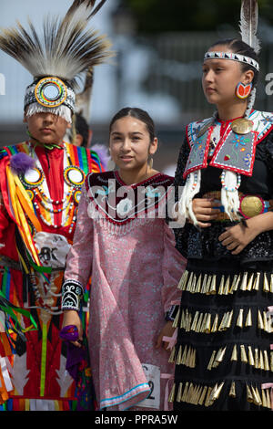 Milwaukee, Wisconsin, Stati Uniti d'America - 8 settembre 2018 Indian Summer Festival, ragazzo e ragazze indossando il tradizionale dei nativi americani abbigliamento. Foto Stock