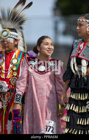 Milwaukee, Wisconsin, Stati Uniti d'America - 8 settembre 2018 Indian Summer Festival, ragazzo e ragazze indossando il tradizionale dei nativi americani abbigliamento. Foto Stock