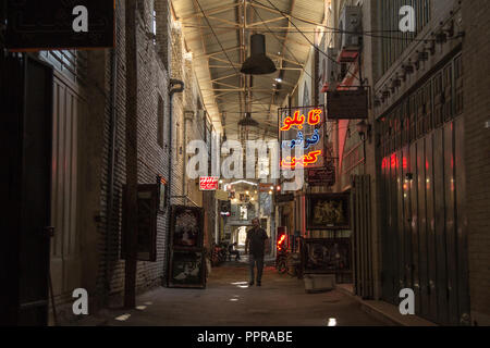 ISFAHAN, IRAN - Agosto 8, 2018: Street di Isfahan bazar di sera in un vicolo coperto del mercato. Simbolo dell'architettura persiana, Foto Stock