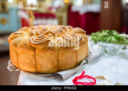 Tradizionali bulgare il pane fatto a mano con sesamo Foto Stock