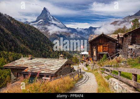 Alpi svizzere. Immagine di panorama delle Alpi Svizzere con il Cervino durante la stagione autunnale mattinata. Foto Stock
