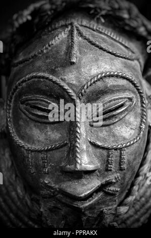 Africana tradizionale maschera tribale. Foto Stock