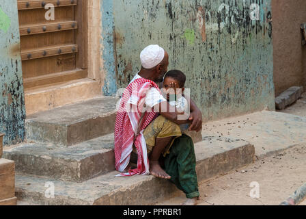 Un Bambino vagisce tra le braccia di suo padre il 8 maggio 2007 a Shibam, Yemen. Foto Stock