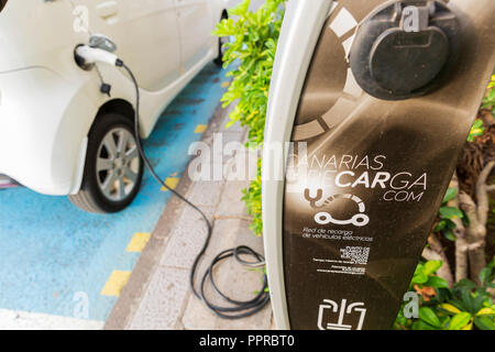 Peugeot Ion auto elettrica collegata a una stazione di ricarica pubblica sulla strada a Santa Cruz de la Palma, Isole Canarie, Spagna Foto Stock