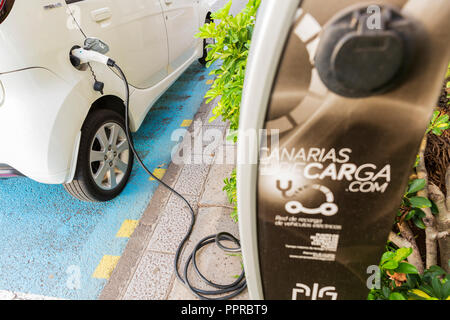 Peugeot Ion auto elettrica collegata ad un pubblico charching stazione sulla strada a Santa Cruz de la Palma Isole Canarie Spagna Foto Stock