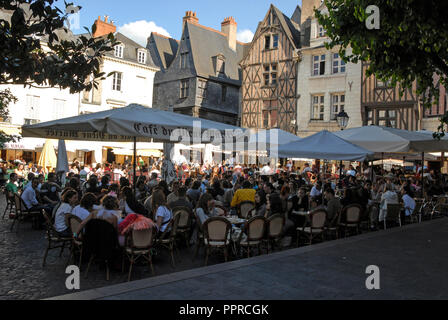 Place Plumereau, un quadrato con segnale di occupato pub e ristoranti, dove tavoli all'aperto riempire la piazza nel famoso Le Vieux Tours, parte vecchia del francese u Foto Stock