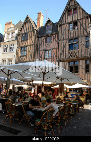 Place Plumereau, un quadrato con segnale di occupato pub e ristoranti, dove tavoli all'aperto riempire la piazza nel famoso Le Vieux Tours, parte vecchia del francese u Foto Stock