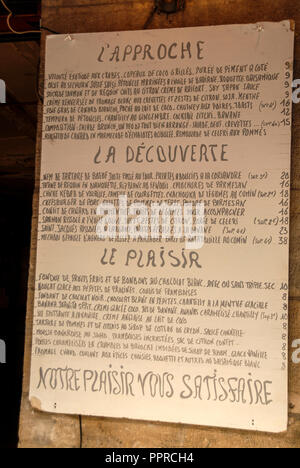 Un menu francese in pensione Place Plumereau, un quadrato con segnale di occupato i pub e i ristoranti del famoso Le Vieux Tours, vecchia parte il francese della città universitaria o Foto Stock