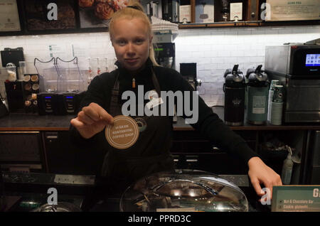 Settembre 26, 2018 - Stoccolma, Svezia: un dipendente di Expresso casa mostra un segno in lingua svedese che significa "Siamo a pagare senza contanti Coffee shop". La Svezia è il più società senza contanti sul pianeta, con 80% di tutte le transazioni effettuate con carta di credito o telefono mobile app. *** La Francia / NESSUNA VENDITA A MEDIA FRANCESI *** Foto Stock