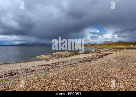 Solitaria spiaggia di pietra, Isola di Skye, Scotland, Regno Unito Foto Stock