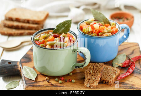 Eintopf - Tedesco tradizionale minestra con carne e verdure - patate, carote, cipolle, il rosso e il verde i fagioli, il mais e i pomodori con condimenti di un Foto Stock