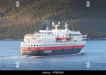 La nave Hurtigruten, MS POLARLYS uscire Harstad, Vela Southbound In Vågsfjord, Norvegia. Foto Stock