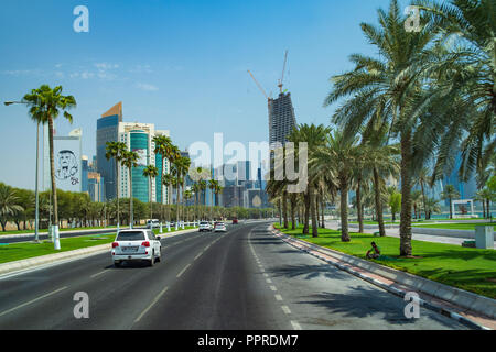 DOHA, Qatar - 4 agosto 2018: la moderna città di Doha con Palm tree, automobili, ampi viali su un cielo blu a Doha, la capitale del Qatar. Foto Stock