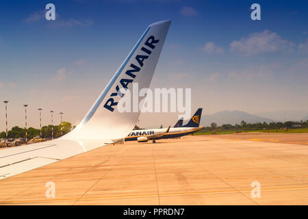 Italia aeroporto di Cavaraggio su 02 06 2018 Ryanair. L'ala del piano e sullo sfondo di un sacco di aeromobili. Foto Stock