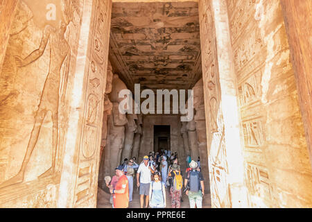 Aswan, Egitto - 12 Settembre 2018: vista dell'interno di Abu Simbel con i visitatori e le sue proporzioni con i colossi, il Grande Tempio di Ramesses Foto Stock