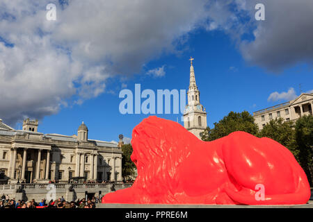 Si prega di alimentazione del Lions, Red Lion flurescent arte di installazione da es Devlin su Trafalgar Square, London, Regno Unito Foto Stock