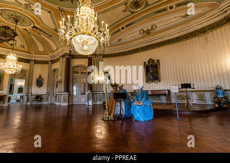 Queluz, Portogallo - 9 Dicembre 2017: La stanza della musica, riccamente decorata di Queluz Royal Palace. Originariamente utilizzato come residenza estiva dal portoghese ro Foto Stock