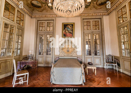 Queluz, Portogallo - 9 Dicembre 2017: appartamenti della principessa, camera da letto a Queluz Royal Palace. Originariamente utilizzato come residenza estiva dal portoghese r Foto Stock