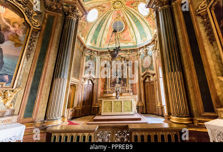 Queluz, Portogallo - 9 Dicembre 2017: Cappella di Queluz Royal Palace. Originariamente utilizzato come residenza estiva dalla famiglia reale portoghese. Foto Stock