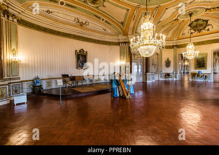 Queluz, Portogallo - 9 Dicembre 2017: La stanza della musica, riccamente decorata di Queluz Royal Palace. Originariamente utilizzato come residenza estiva dal portoghese ro Foto Stock