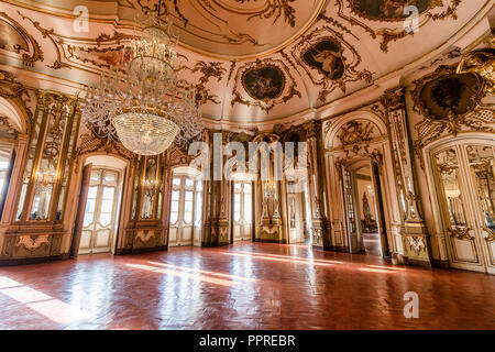 Queluz, Portogallo - 9 Dicembre 2017: la sala da ballo, riccamente decorata di Queluz Royal Palace. Originariamente utilizzato come residenza estiva dal portoghese roya Foto Stock