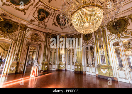 Queluz, Portogallo - 9 Dicembre 2017: la sala da ballo, riccamente decorata di Queluz Royal Palace. Originariamente utilizzato come residenza estiva dal portoghese roya Foto Stock