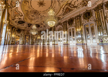 Queluz, Portogallo - 9 Dicembre 2017: la sala da ballo, riccamente decorata di Queluz Royal Palace. Originariamente utilizzato come residenza estiva dal portoghese roya Foto Stock