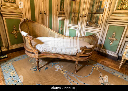 Queluz, Portogallo - 9 Dicembre 2017: Divan all'interno del ricco decorate Queluz Royal Palace. Originariamente utilizzato come residenza estiva dal portoghese royal Foto Stock