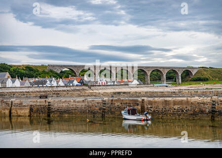 Cullen Harbour e Viaduct, Aberdeenshire, Scozia Foto Stock