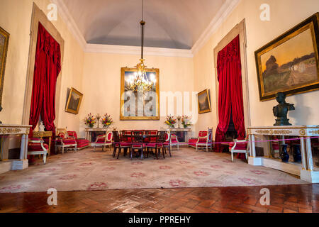 Lisbona, Portogallo - 10 dicembre 2017: camera all'interno di Mafra National Palace, del convento e della Basilica. I religiosi francescani ordine. Il barocco. Foto Stock