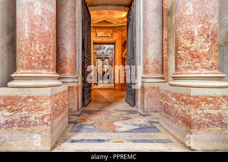 Lisbona, Portogallo - 10 dicembre 2017: il corridoio nella Basilica della Mafra Palace e il convento. I religiosi francescani ordine. Architettura Barocca. Foto Stock