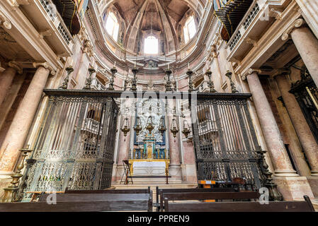 Lisbona, Portogallo - 10 dicembre 2017: Basilica di Mafra Palace e il convento. I religiosi francescani ordine. Architettura Barocca. Foto Stock