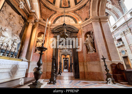 Lisbona, Portogallo - 10 dicembre 2017: Basilica di Mafra Palace e il convento. I religiosi francescani ordine. Architettura Barocca. Foto Stock