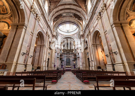 Lisbona, Portogallo - 10 dicembre 2017: Basilica di Mafra Palace e il convento. I religiosi francescani ordine. Architettura Barocca. Foto Stock