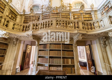 Lisbona, Portogallo - 10 dicembre 2017: Biblioteca di Mafra National Palace. I religiosi francescani ordine. Xviii secolo architettura barocca Foto Stock