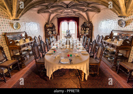 Queluz, Portogallo - 7 Dicembre 2017: sala da pranzo all'interno dell'Romanticist Pena Palace con la rappresentazione della famiglia reale natale Foto Stock