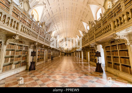 Lisbona, Portogallo - 10 dicembre 2017: Biblioteca di Mafra National Palace. I religiosi francescani ordine. Xviii secolo architettura barocca Foto Stock