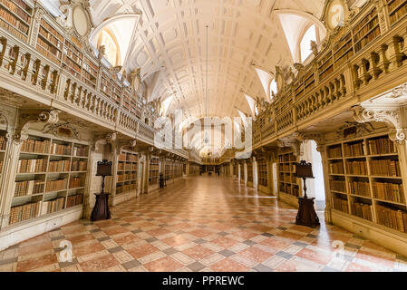 Lisbona, Portogallo - 10 dicembre 2017: Biblioteca di Mafra National Palace. I religiosi francescani ordine. Xviii secolo architettura barocca Foto Stock