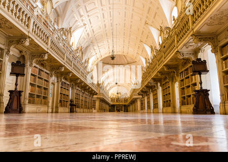 Lisbona, Portogallo - 10 dicembre 2017: Biblioteca di Mafra National Palace. I religiosi francescani ordine. Xviii secolo architettura barocca Foto Stock