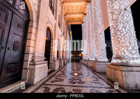 Lisbona, Portogallo - 10 dicembre 2017: il Teatro Nazionale D. Maria II (Teatro Nacional D. Maria II) a Lisbona, in Portogallo con le luci di Natale - Chris Foto Stock