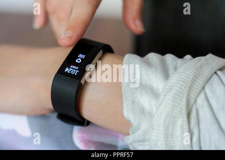 Fitbit nero guarda sul polso Childs, tempo Foto Stock