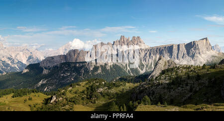 Meraviglioso paesaggio alpino presi in Cinque Torri area, Cortina d'Ampezzo, Italia. L'immagine è composta da molti scatti verticali uniti nel post producti Foto Stock