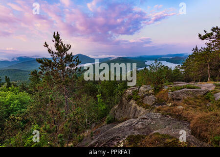 Lago di argento e di stagno di Taylor dal vertice di argento lago di montagna, Montagne Adirondack, Essex Co., NY Foto Stock